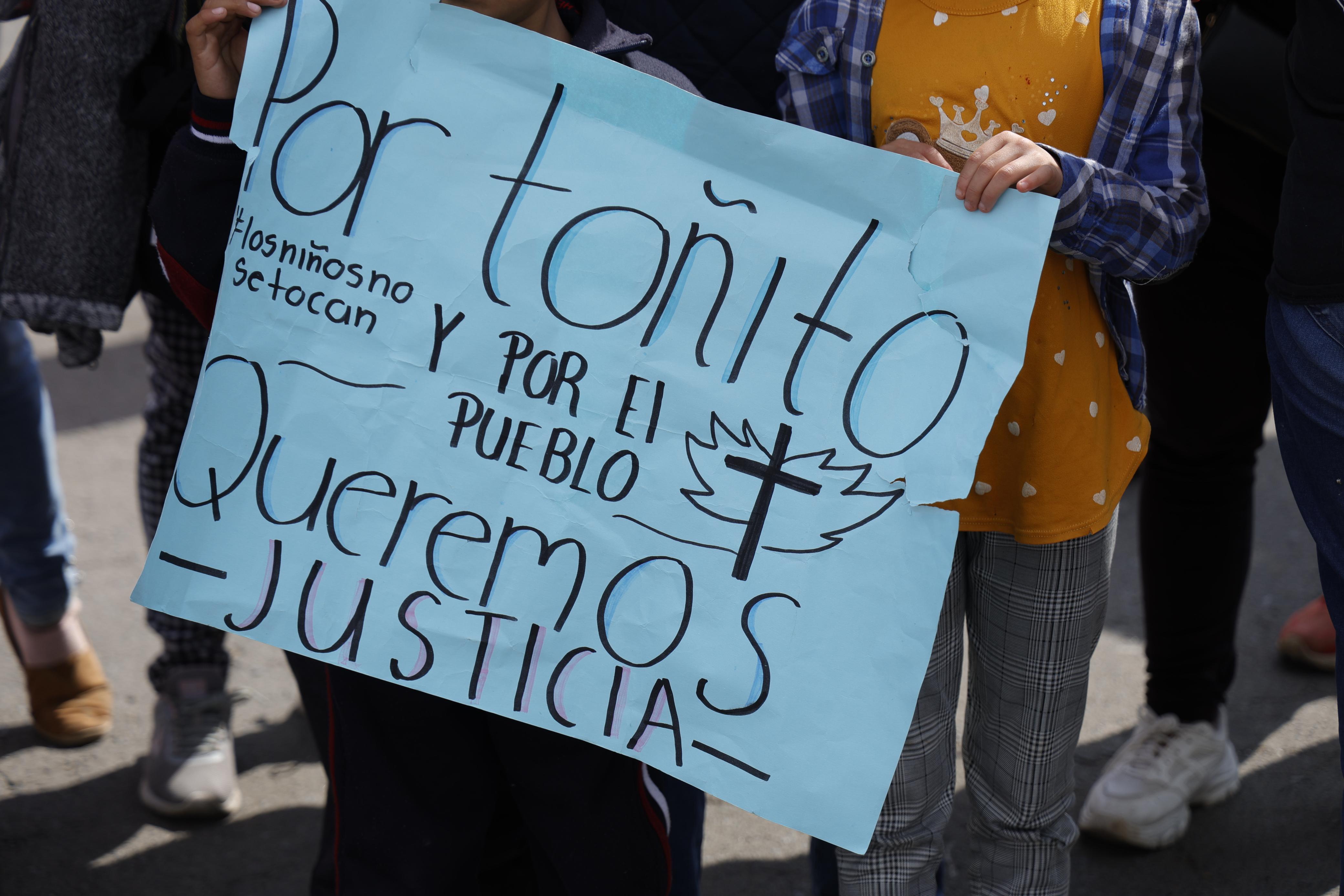 Familiares y vecinos escribieron carteles para exigir justicia para Toñito. Foto Arturo Hernández