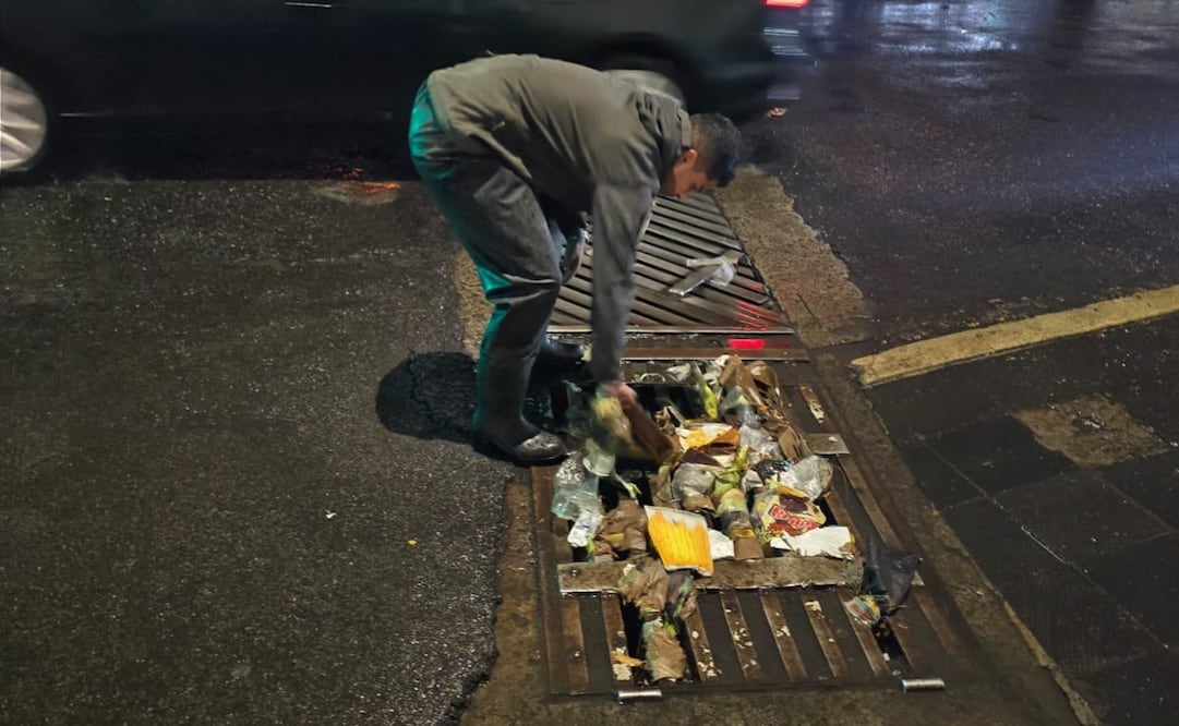 Personal de Protección Civil y Oapas realizando labores de supervisión y retiro de basura en vialidades de Naucalpan. Foto Especial