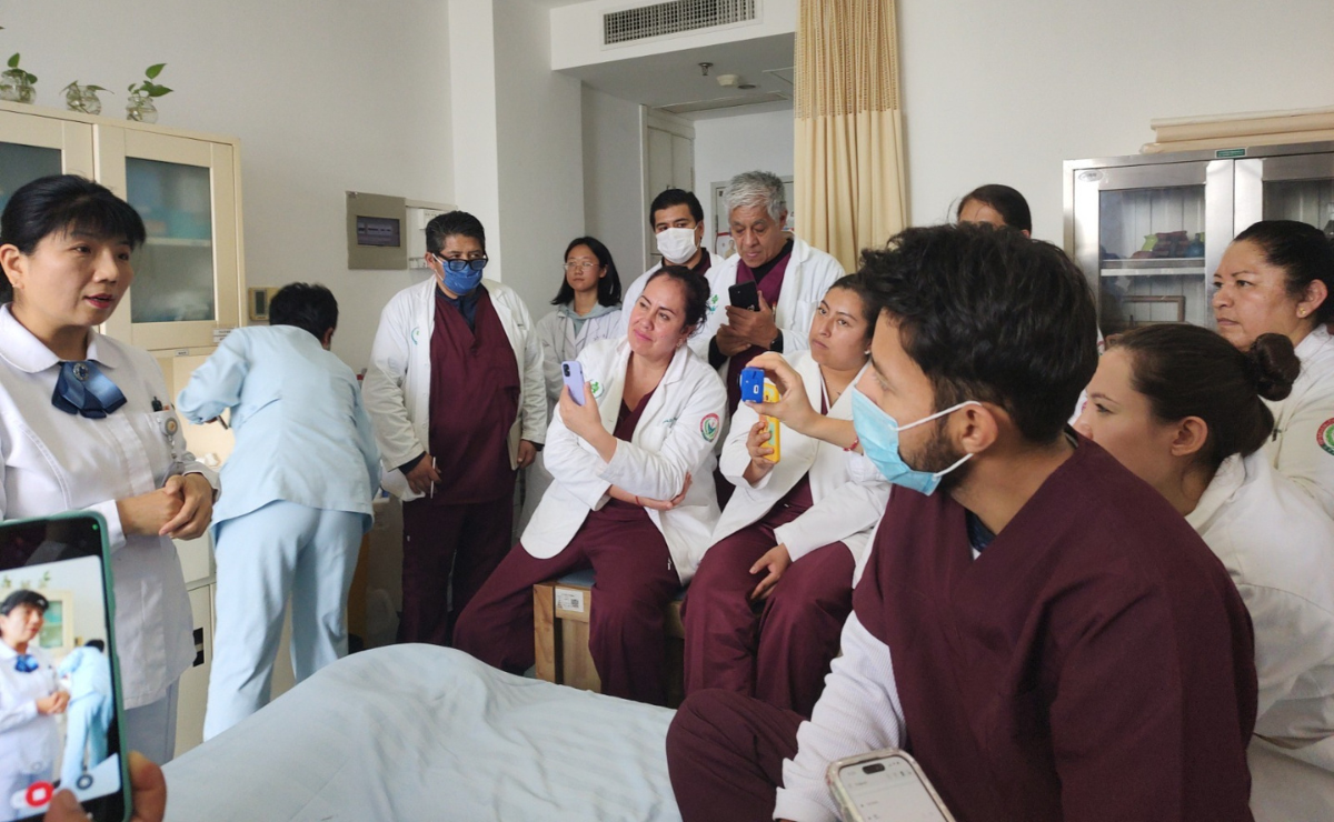 Alumnos de la UNEVT traen la medicina ancestral china a México, aplicando sus nuevos conocimientos en la Clínica Integral Universitaria para un bienestar integral. Foto: Especial