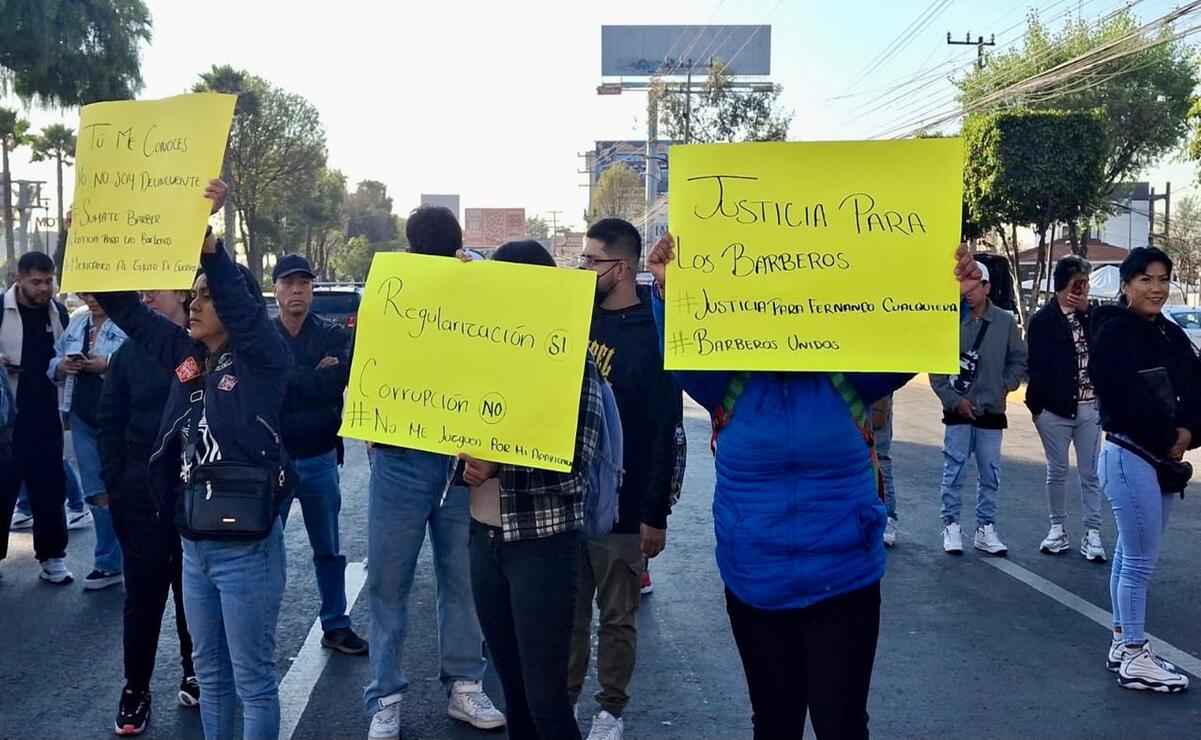 El cierre de las barberías generó descontento en varios municipios, como Atizapán de Zaragoza donde mostraron su inconformidad. Foto Rebeca Jiménez