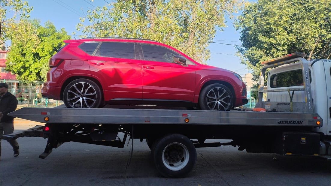 Un Seat Cupra, una BMW X6 y una Mercedes Benz, todos sin placas, eran utilizados por la banda para amedrentar a sus víctimas. Foto Especial