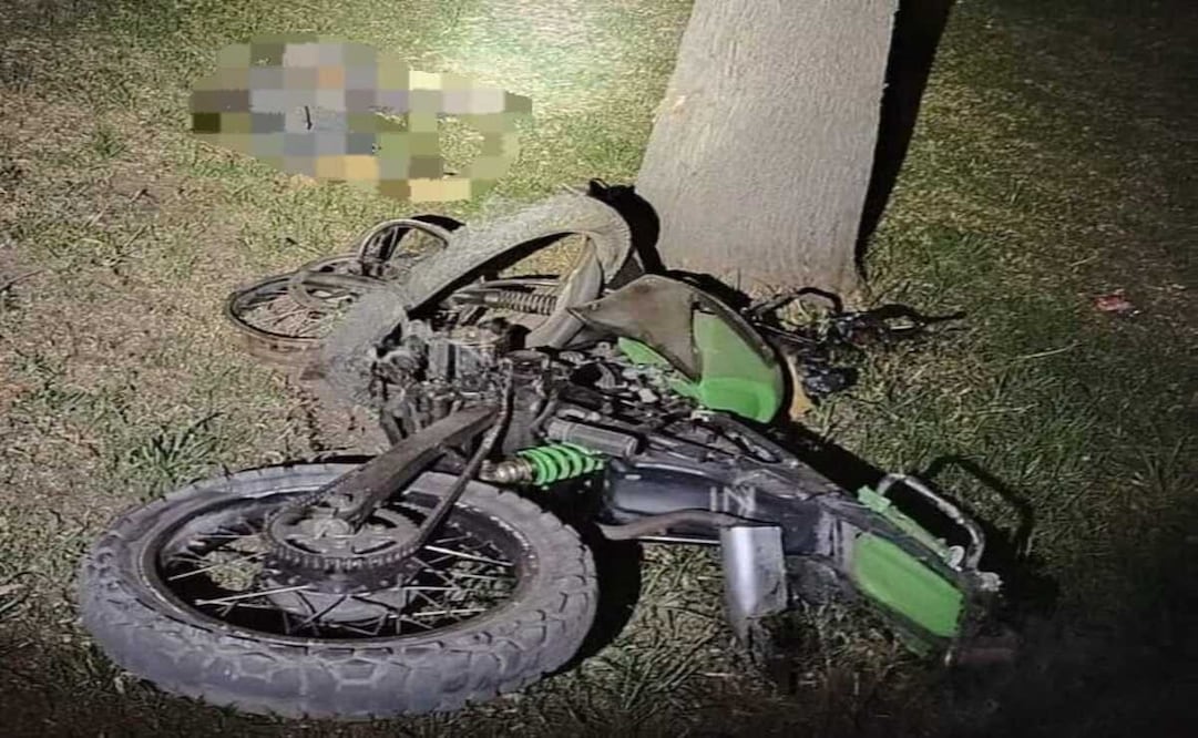 El hombre fue encontrado tirado sobre el jardín de la vialidad a un costado de una motocicleta en tonos verdes. Foto: Especial
