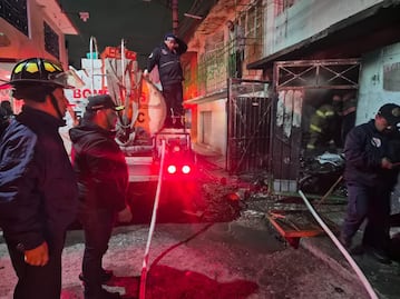 Bomberos de Ecatepec rescatan a personas en situación vulnerable tras incendio