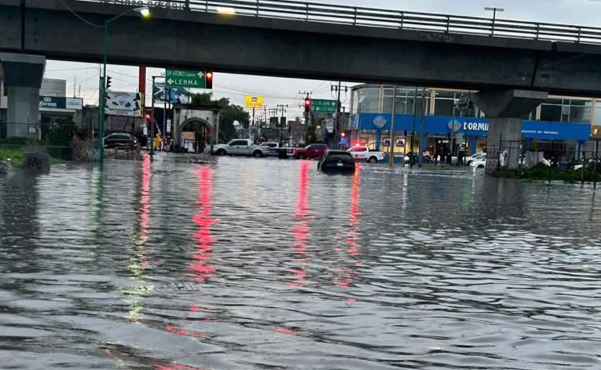 ¡El Valle de Toluca bajo el agua! Las intensas lluvias del lunes provocaron encharcamientos y caos vial en Toluca, Metepec y San Mateo Atenco. Foto: Especial