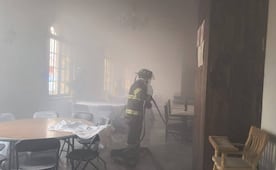 Bomberos y policías de Toluca controlan conato de incendio en Plaza El Molino