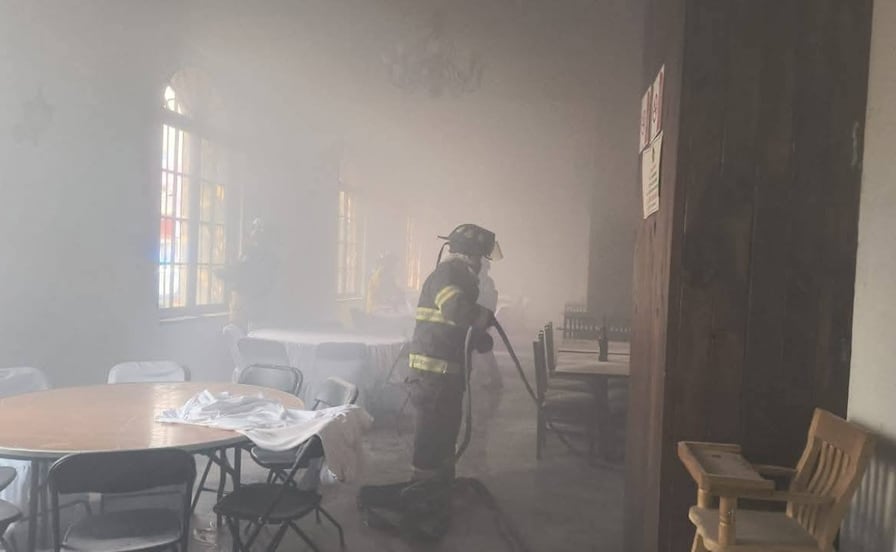 Bomberos y policías de Toluca controlan conato de incendio en Plaza El Molino

