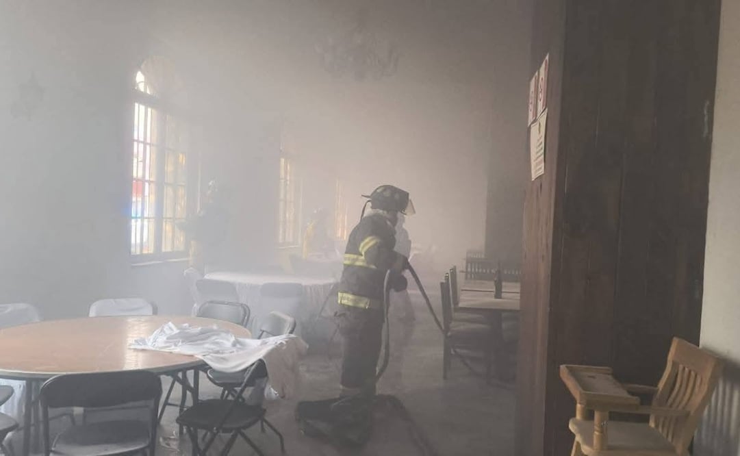 Cuerpos de seguridad y Protección Civil de Toluca se movilizaron rápidamente a Plaza El Molino tras reportarse una inusual emisión de humo. Foto Especial