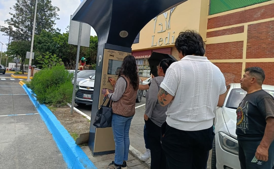 Largas filas y confusión documental marcaron los primeros días de registro para los vecinos que buscan la exención del cobro de parquímetros. Foto Gisela González / El Universal