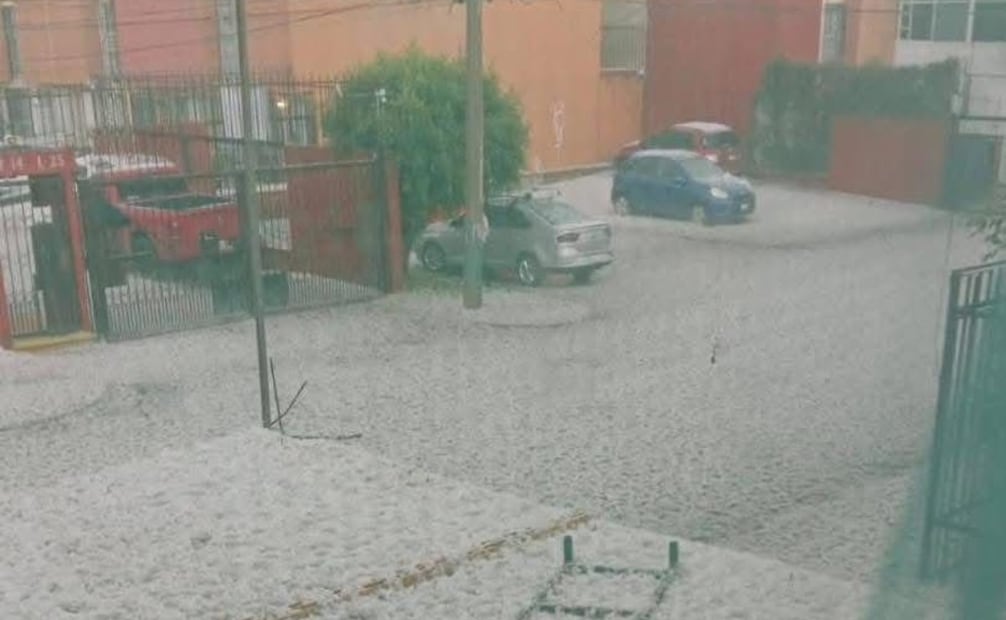 Paisaje invernal en plena tarde: Así lucieron las calles de la colonia Villa de las Flores tras el paso de la tormenta. Foto Especial