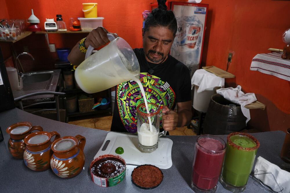 Uno de los avances más recientes es el curado de pulque, que consiste en la mezcla del pulque tradicional con frutas, especias y otros ingredientes. Foto Arturo Hernández