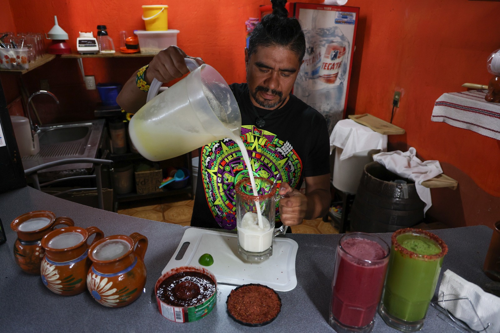 Uno de los avances más recientes es el curado de pulque, que consiste en la mezcla del pulque tradicional con frutas, especias y otros ingredientes. Foto Arturo Hernández