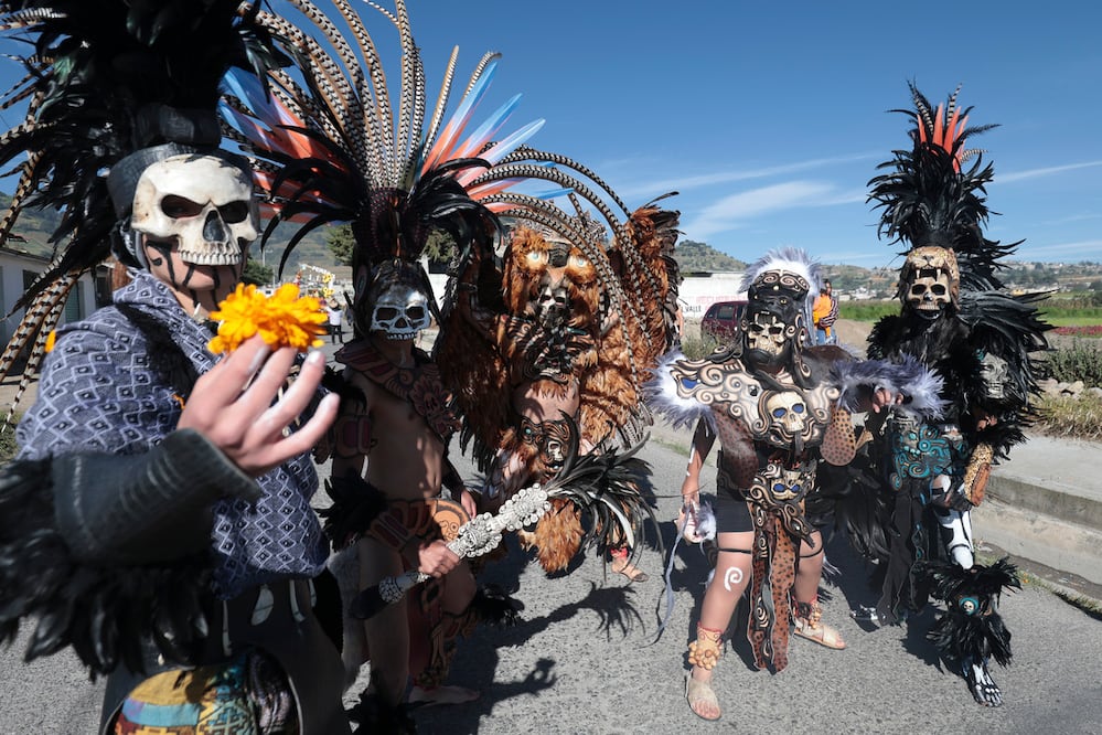 A unos días de la celebración del Día de Muertos, productores de flores de San Francisco Putla, en Tenango del Valle, bendijeron el cempasúchil y el alelí mediante una ceremonia prehispánica. Foto: Alejandro Vargas/ El Universal