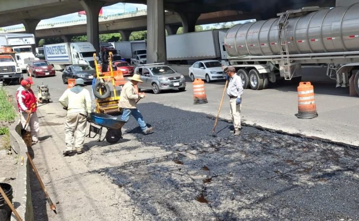 Las filtraciones de agua del segundo piso del Periférico han deteriorado el asfalto, obligando a los conductores a esquivar baches y provocando un intenso tráfico. Foto: Especial