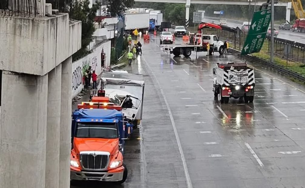 El accidente ocurrió en el kilómetro 56 de la autopista México-Querétaro, dentro del municipio mexiquense de Coyotepec. Foto Especial