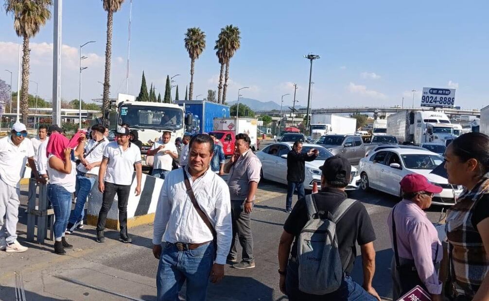 Miles de automovilistas quedaron varados debido al conflicto administrativo que escaló a la principal vía de conexión hacia el norte del país. Foto Especial