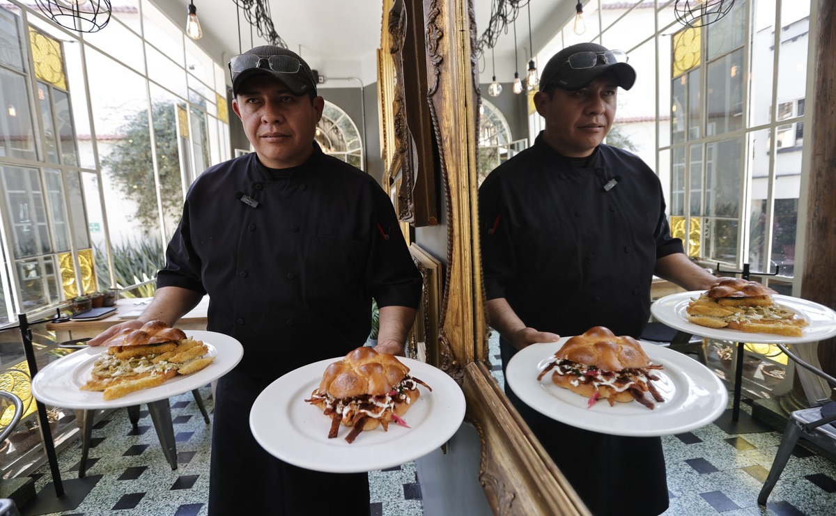 Toluca: Descubre la fusión de chilaquiles y hojaldra para conmemorar el Día de Muertos