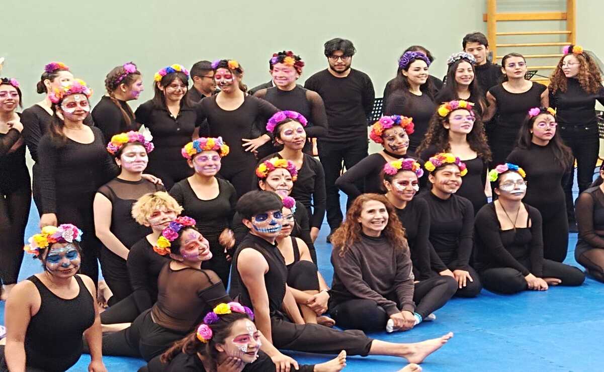 El equipo de danza aérea Bumblebees y el ensamble de música de cámara, del noveno semestre de la Escuela de Artes Escénicas, presentaron un performance del Día de Muertos. Foto: Especial