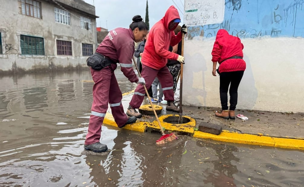 El agua alcanzó hasta metro y medio de altura en los carriles centrales y laterales de la autopista, atrapando a decenas de automovilistas. Foto Especial