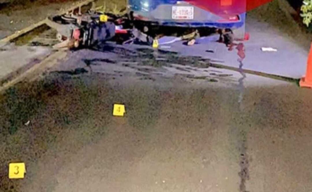 La madrugada de este viernes, una patrulla de la Dirección de Sustentabilidad Vial fue impactada por un motociclista. Foto: Especial