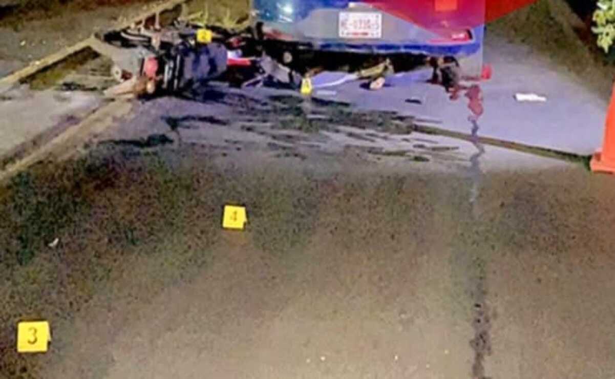 La madrugada de este viernes, una patrulla de la Dirección de Sustentabilidad Vial fue impactada por un motociclista.  Foto: Especial