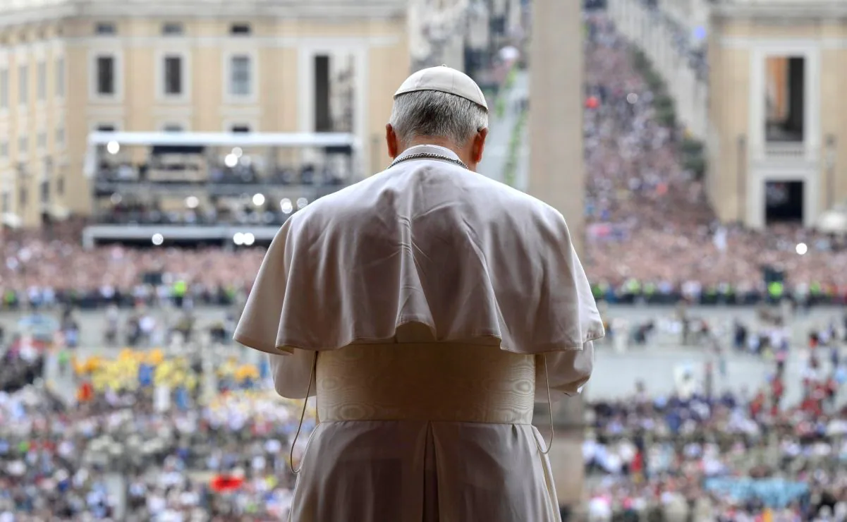 Imagen proporcionada por Vatican Media que muestra al Papa León XIV dirigiendo la oración del Regina Caeli desde la logia central de la Basílica de San Pedro, en la Ciudad del Vaticano, el 11 de mayo de 2025. Foto: EFE