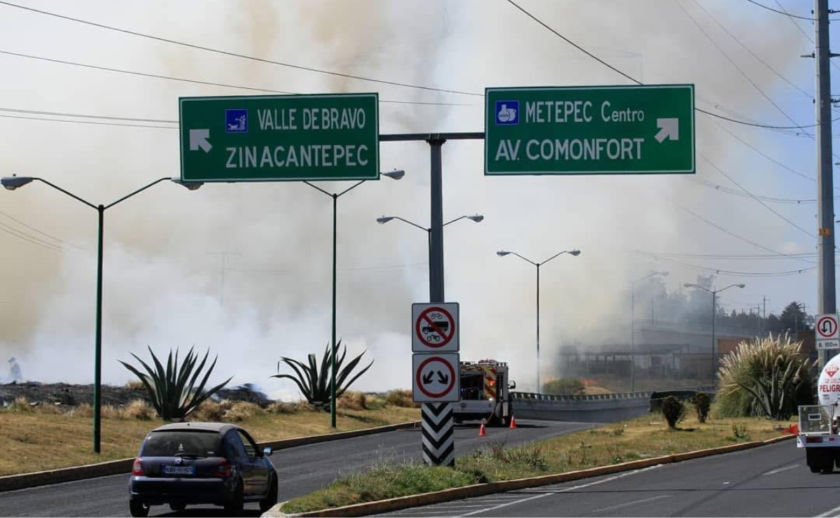 Elementos de Protección Civil y Bomberos atienden uno de los más de 300 incendios registrados en Metepec este año. Foto: Alejandro Vargas