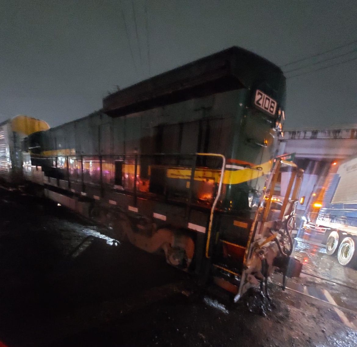 Caos vial en Tultepec tras descarrilamiento de tren