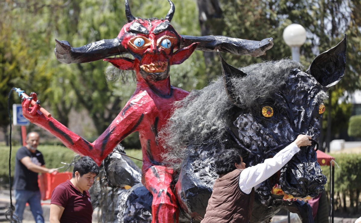 Edomex: Artesanos mantienen viva la tradición del Concurso de Judas con ingeniosas creaciones