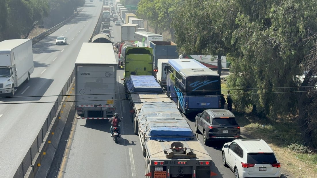 Un camión con destino al Metro Politécnico realiza ascenso de pasaje en una zona no permitida, sorteando el tráfico pesado. Foto Especial