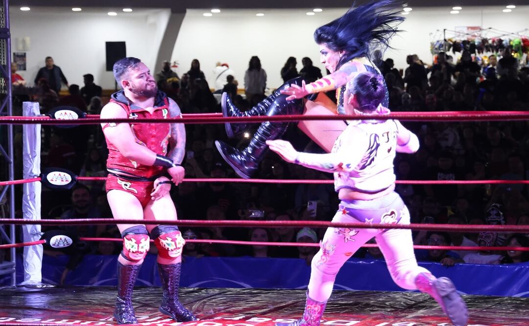Los luchadores demostraron sus habilidades en el ring, brindando un gran espectáculo al publico mexiquense. Foto: Roberto Guerrero / El Universal Estado de México