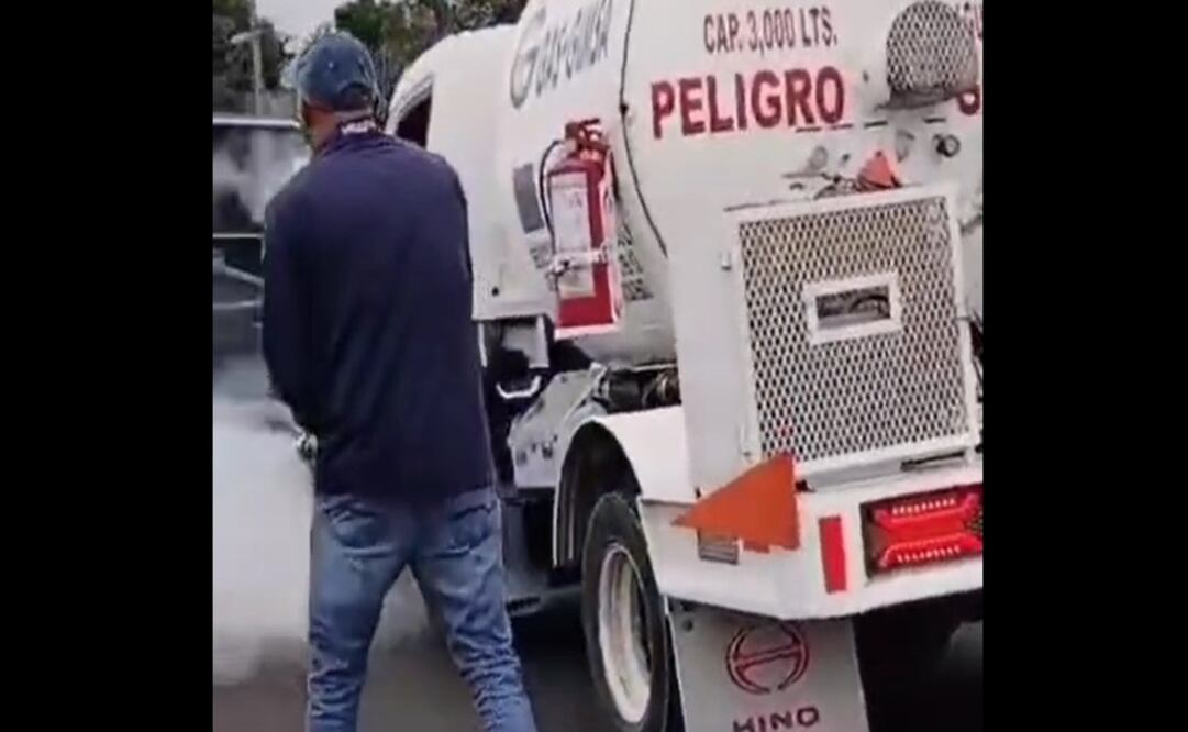 Conductor de una pipa de gas LP agrede a un automovilista / Foto Especial