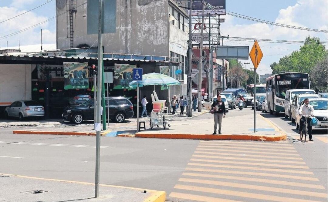 En la estación Toluca- Centro los vehículos llegan y suben a los pasajeros, invadiendo espacios disponible para estacionarse. Foto: Alejandro Vargas