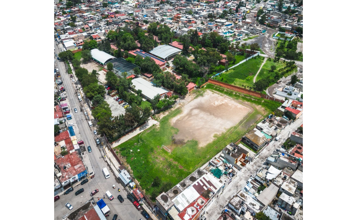 ¡Alerta en San Martín Tepetlixpan! Vecinos se unen para defender cancha de secundaria