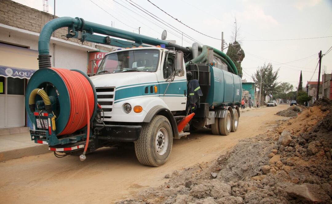 Vecinos y personal de Sapase acompañan a la alcaldesa Azucena Cisneros Coss en la verificación de las obras en El Chamizal. Foto: Especial
