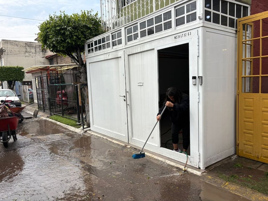 La lluvia del miércoles dejó estragos en la calle Moras. Foto: Arturo Contreras/ El Universal