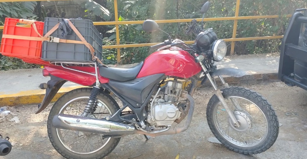 La motocicleta Honda, color rojo con negro, fue asegurada junto con el detenido tras ser detectado en actitud sospechosa en la localidad de Tepehuajes. Foto Especial