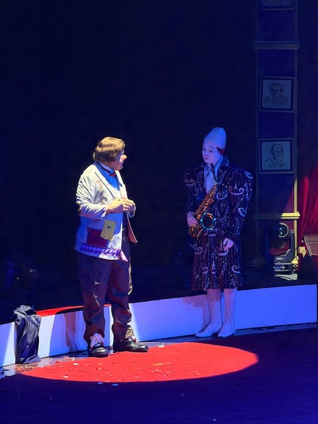 La respuesta del público, señala Angelo, ha sido positiva. Algunos espectadores incluso han regresado en diferentes ocasiones para reencontrarse con una función que combina humor, acrobacia y fantasía. Foto: especial