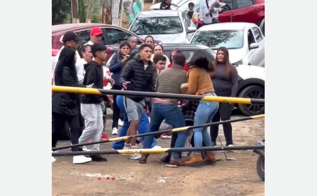 Familias se enfrentaron en una disputa por un lugar de estacionamiento en el panteón Parque Memorial de Naucalpan. Foto: Especial