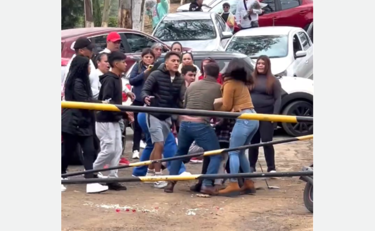 Video: Familias se enfrentan a golpes en panteón de Naucalpan por estacionamiento