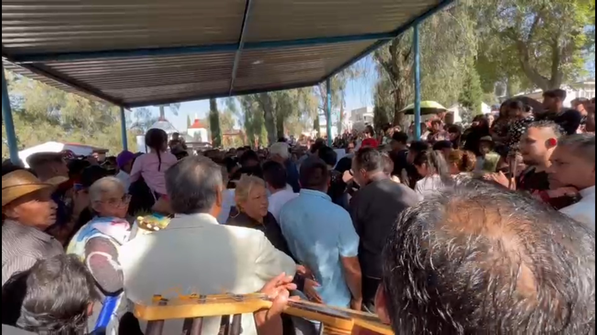 Entre mariachis, amigos y familiares despidieron a Octavio e Isaac. Foto Arturo Contreras
