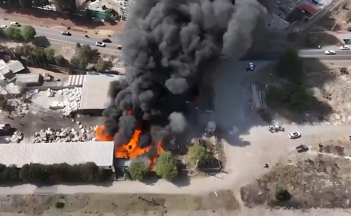Alarma en Teotihuacán: Bodega de plásticos se incendia cerca de la zona arqueológica