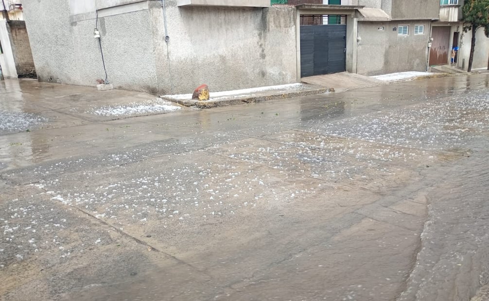 Las calles de la colonia Tepalcapa lucieron cubiertas de blanco tras 30 minutos de intenso granizo. Foto Especial