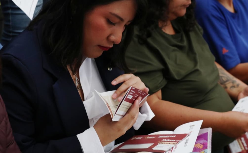 Además de las tarjetas hubo entrega de apoyos funcionales; sillas de ruedas y bastones para sectores vulnerables del municipio. Foto Especial