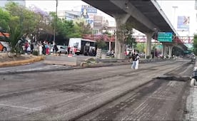 Entre polvo, barreras y brincando, así abordan unidades usuarios del transporte en Periférico Norte