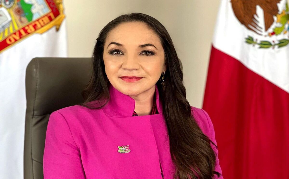 Ivette Topete salió a barrer y embellecer las calles de su localidad,