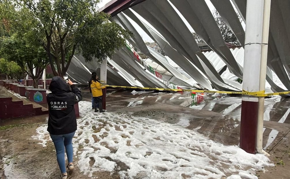 Autoridades locales asistieron a seis familias en Lomas de San Carlos que perdieron sus techos por la tormenta. Foto Especial