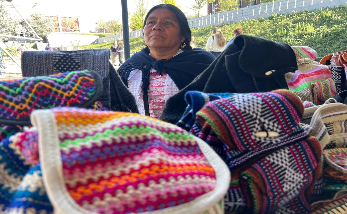 Los puntos de venta como bazares o mercados no fijos, no son suficientes para cubrir las necesidades económicas de los artesanos. Foto: Alejandra Santillán.