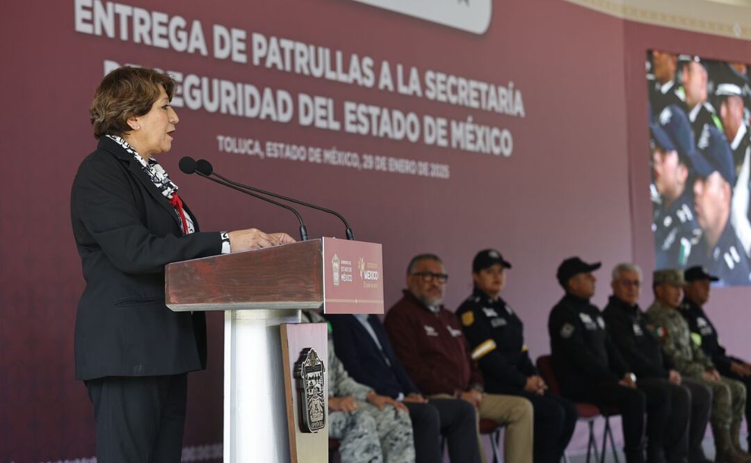 La gobernadora Delfina Gómez anuncia aumento salarial para policías estatales. Foto: Jorge Alvarado