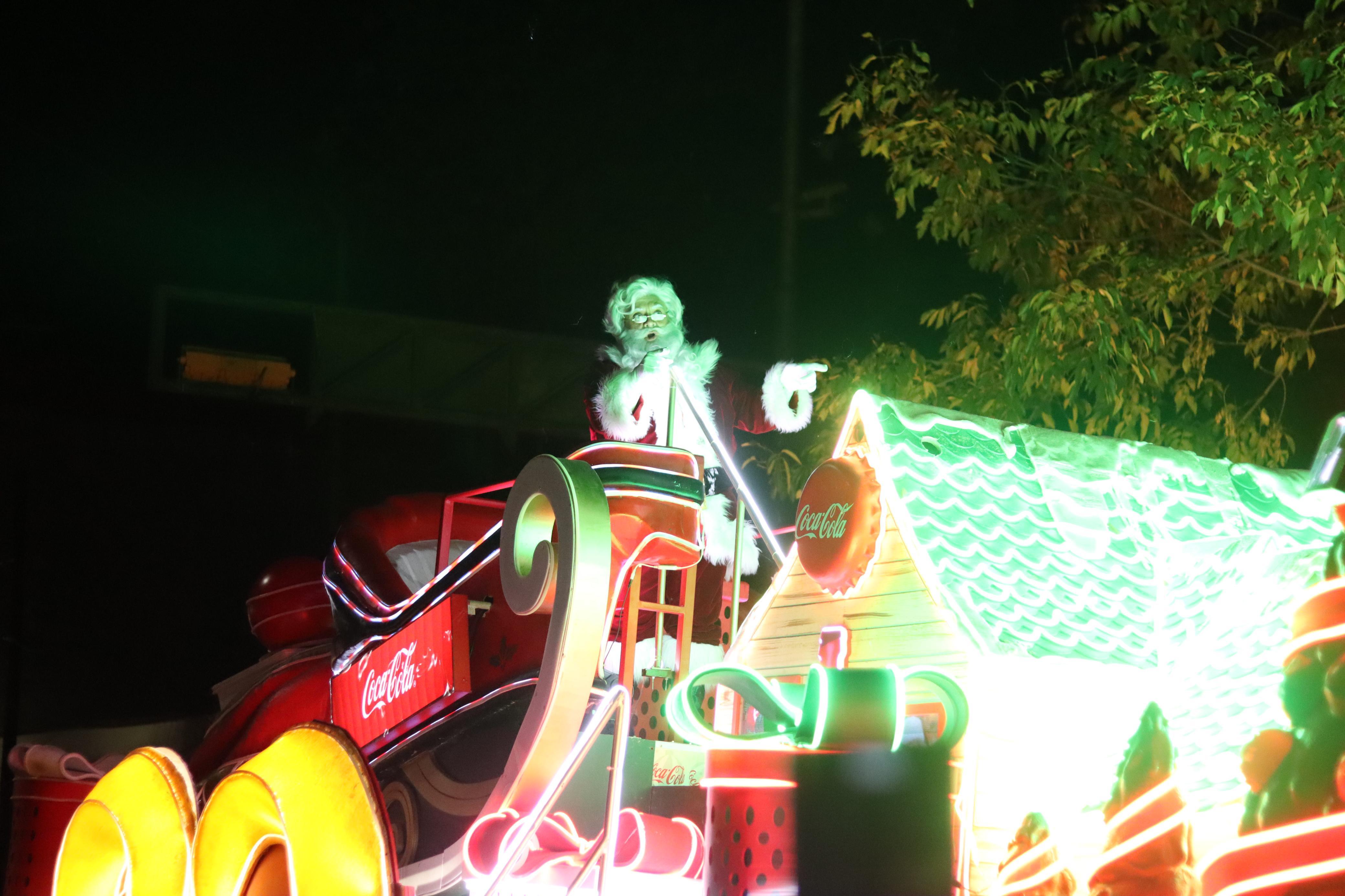 La Caravana Navideña de Coca-Cola llenó de color y música las calles de Toluca. Foto Alejandra Santillán