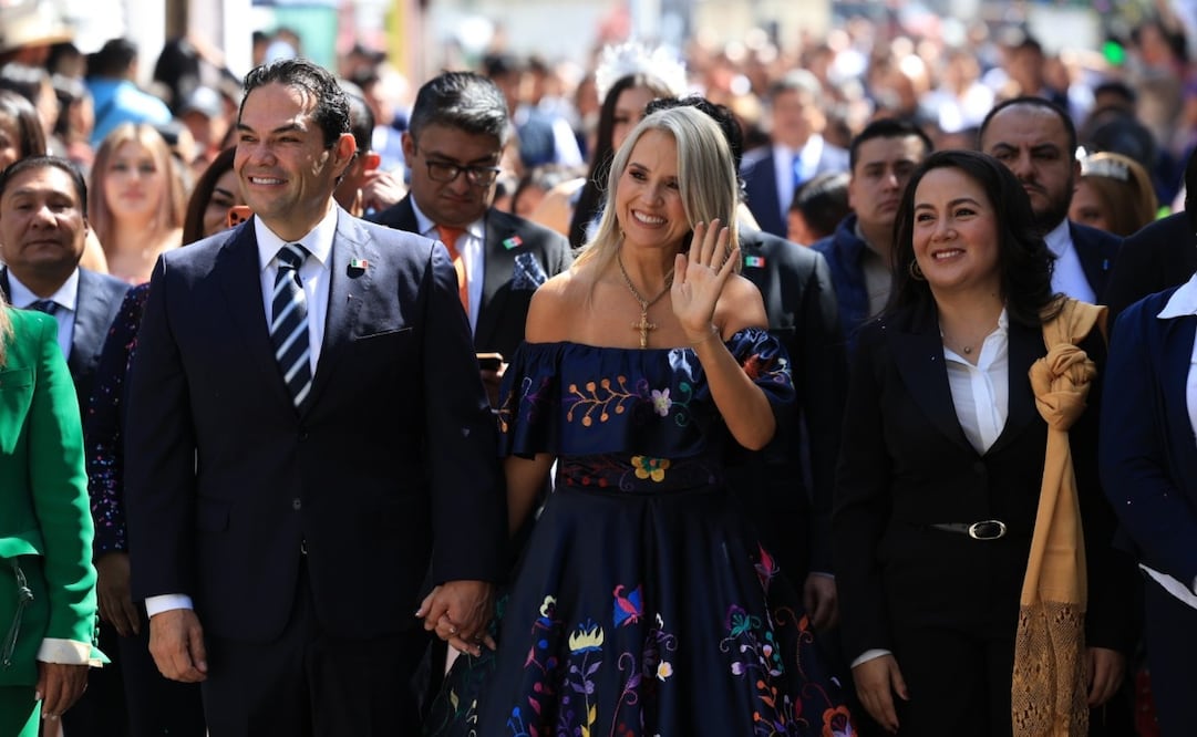 La alcaldesa Romina Contreras y el senador Enrique Vargas encabezando el desfile cívico en la cabecera municipal de Huixquilucan. Foto Especial
